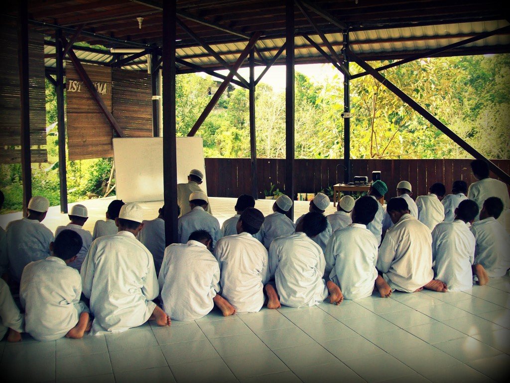 Ketika sholat berjamaah, apakah wajib hukumnya bagi makmum